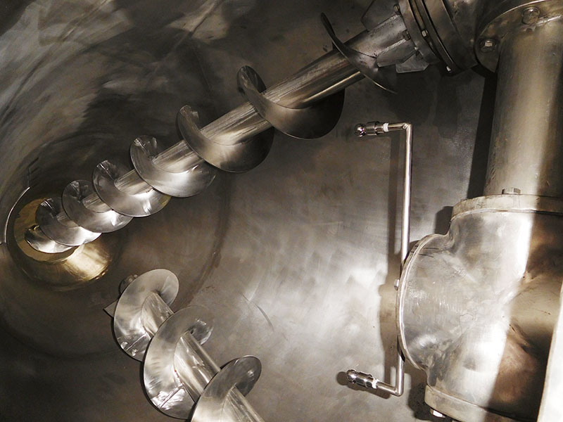 單(dān)錐雙螺旋混合機内部結構(gòu)加裝噴液